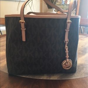 Michael Kors shoulder letter bag.