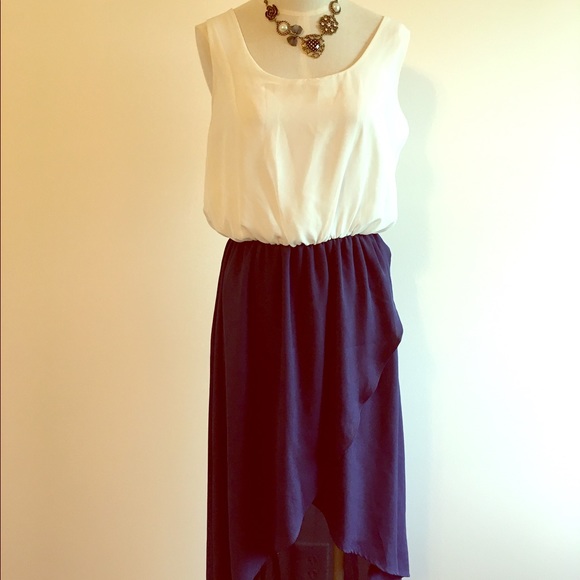 ⭐️Beautiful Malloy White and Blue Silk Dress⭐️ - Picture 3 of 8