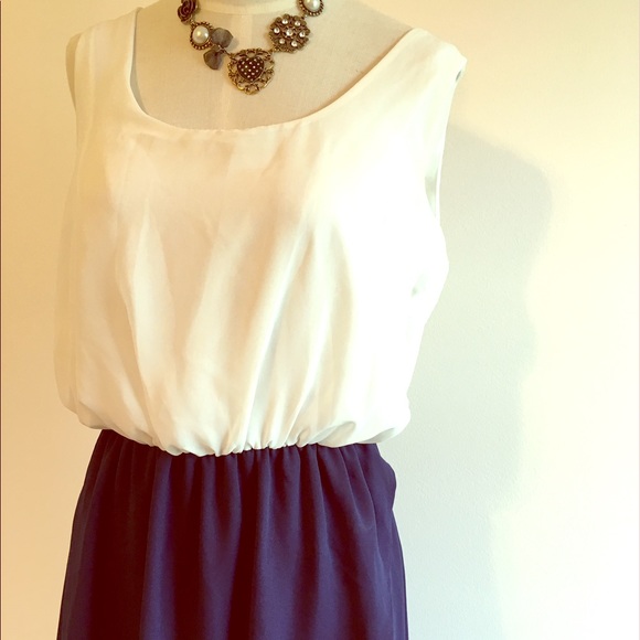 ⭐️Beautiful Malloy White and Blue Silk Dress⭐️ - Picture 5 of 8