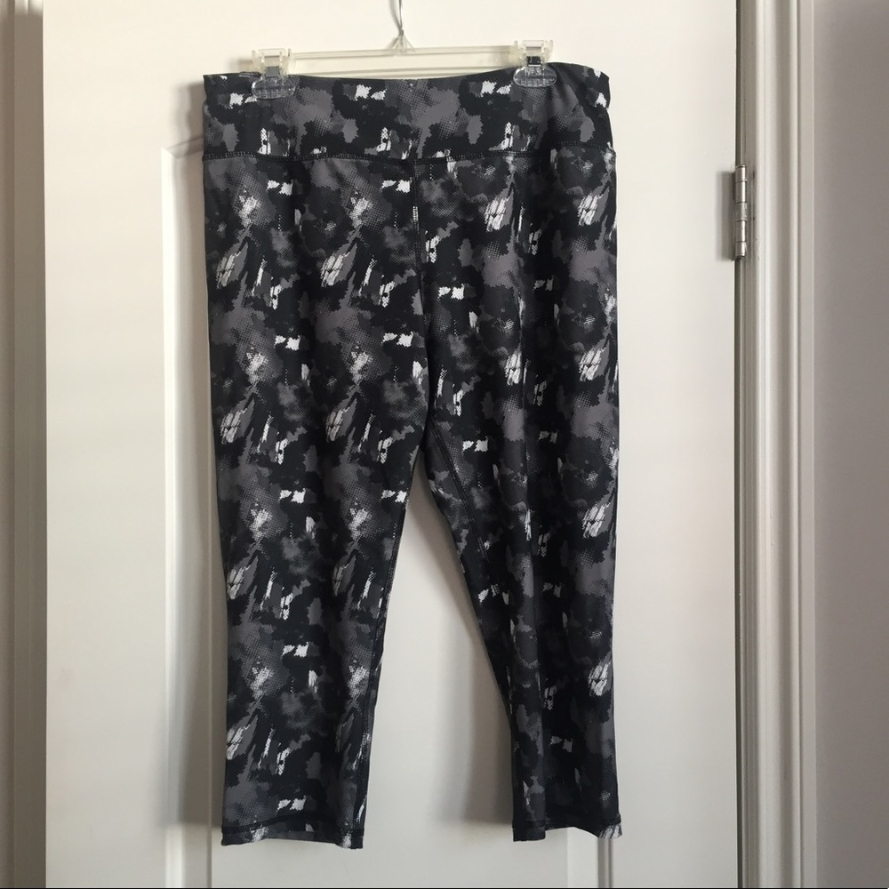 Black and white yoga pants - Size XL
