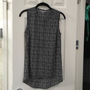 Black and white sleeve top