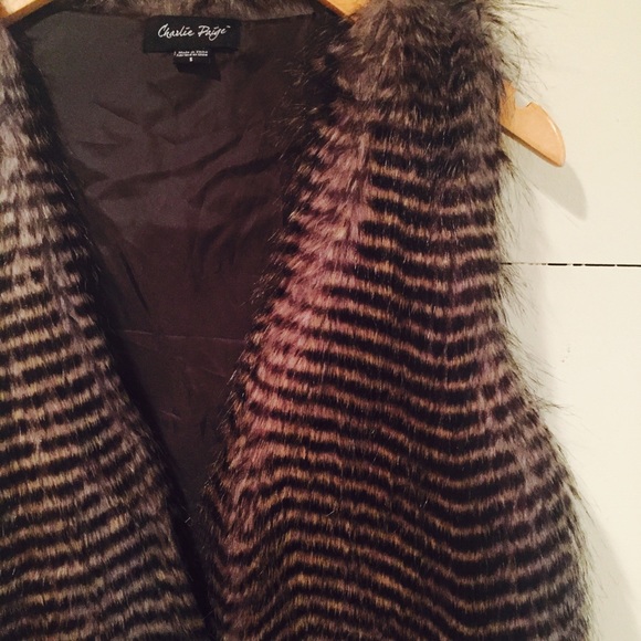 Faux fur vest (s) - Picture 2 of 5