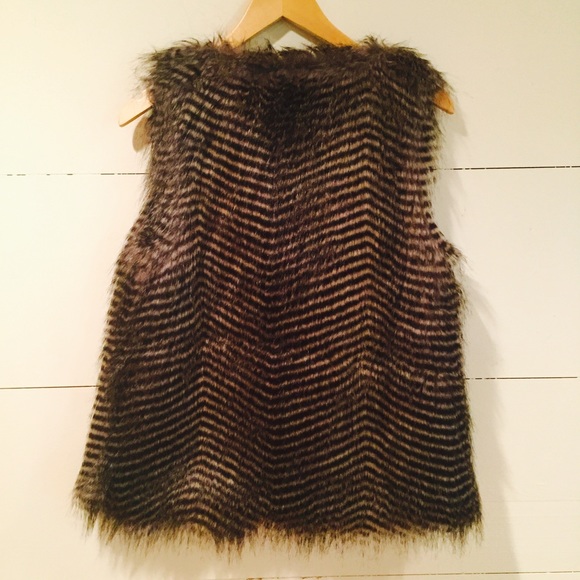 Faux fur vest (s) - Picture 4 of 5