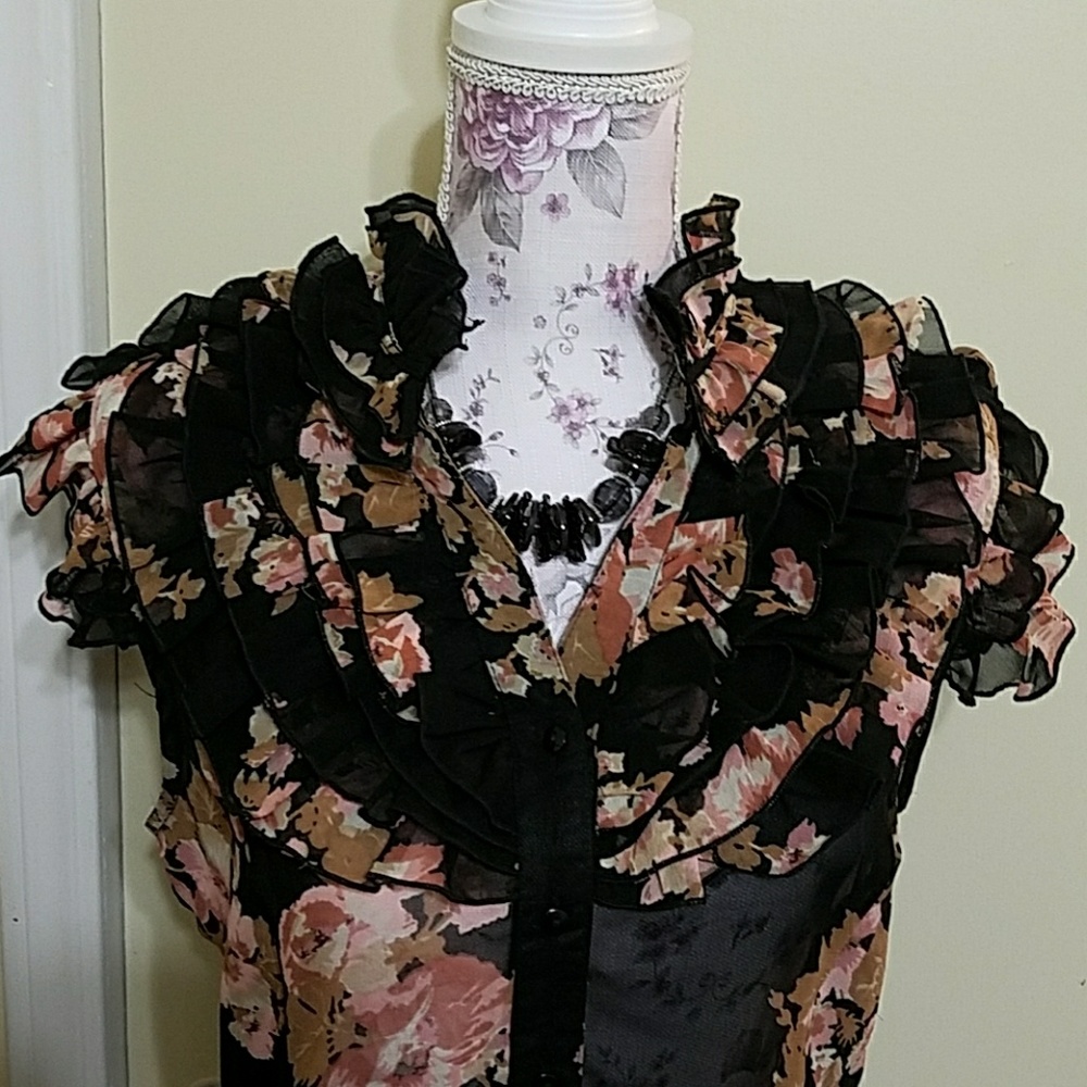 LG) LIVE 4 TRUTH  BLACK buttonup SLEEVELESS BLOUSE