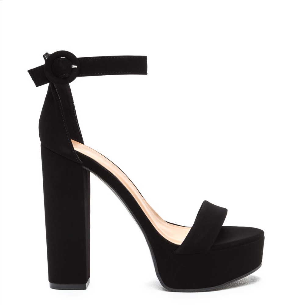 Velvet chunky sandal.