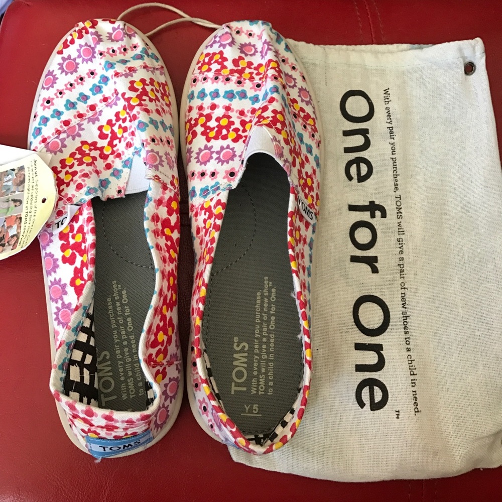 Floral Toms youth classic sz. Y5. Fits like 7/7.5