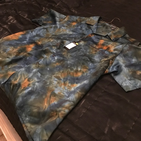 Button down - Picture 3 of 4