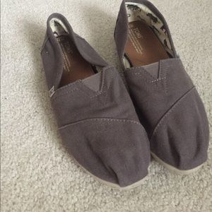 Gray toms size 10