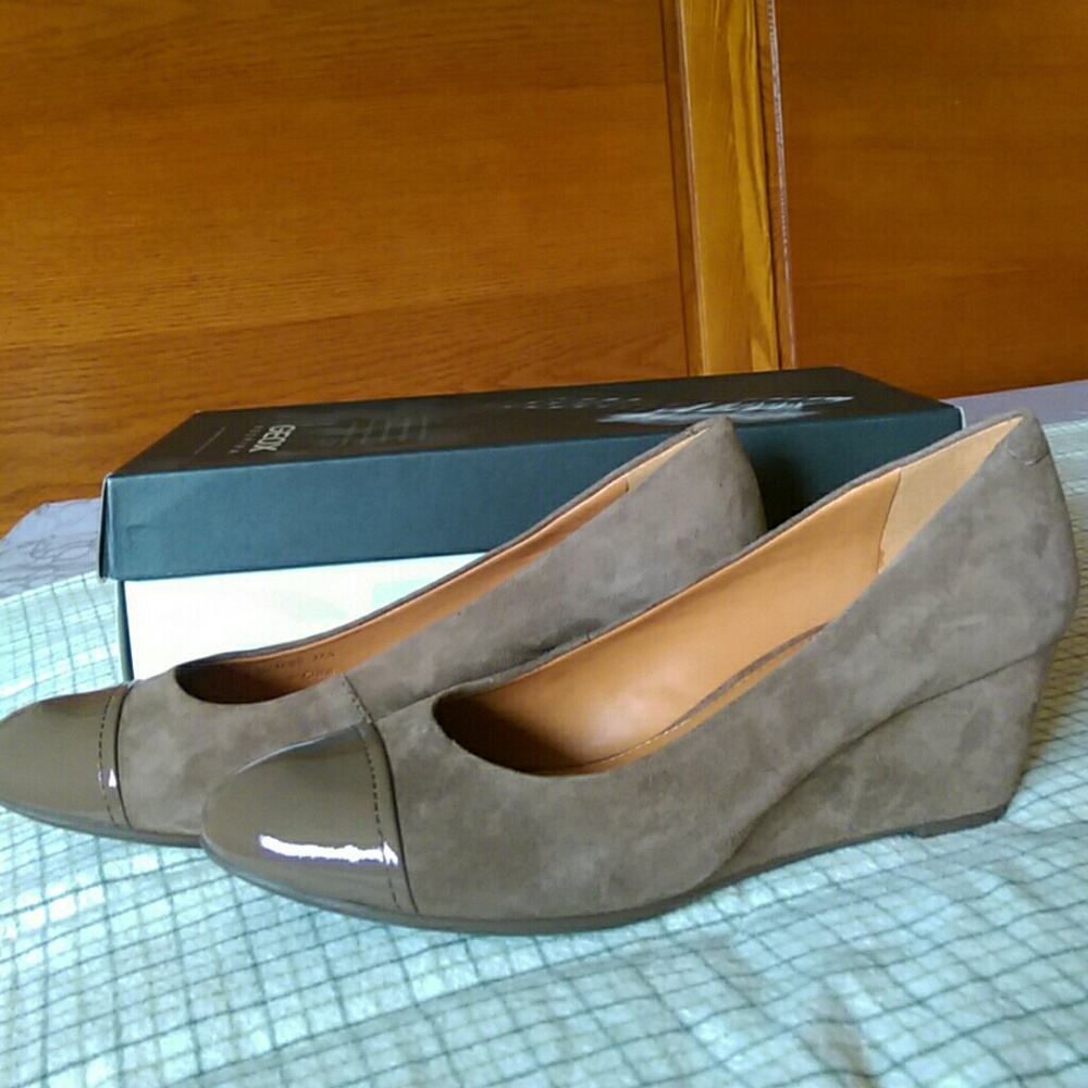 GEOX Respira Wedge Shoes Size 7.5 Taupe Brand new