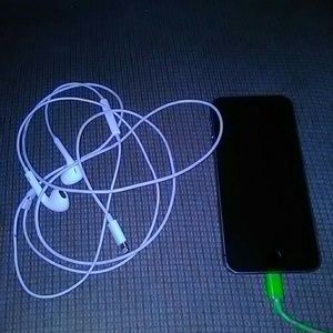 IPhone 5s with new iphone headphones