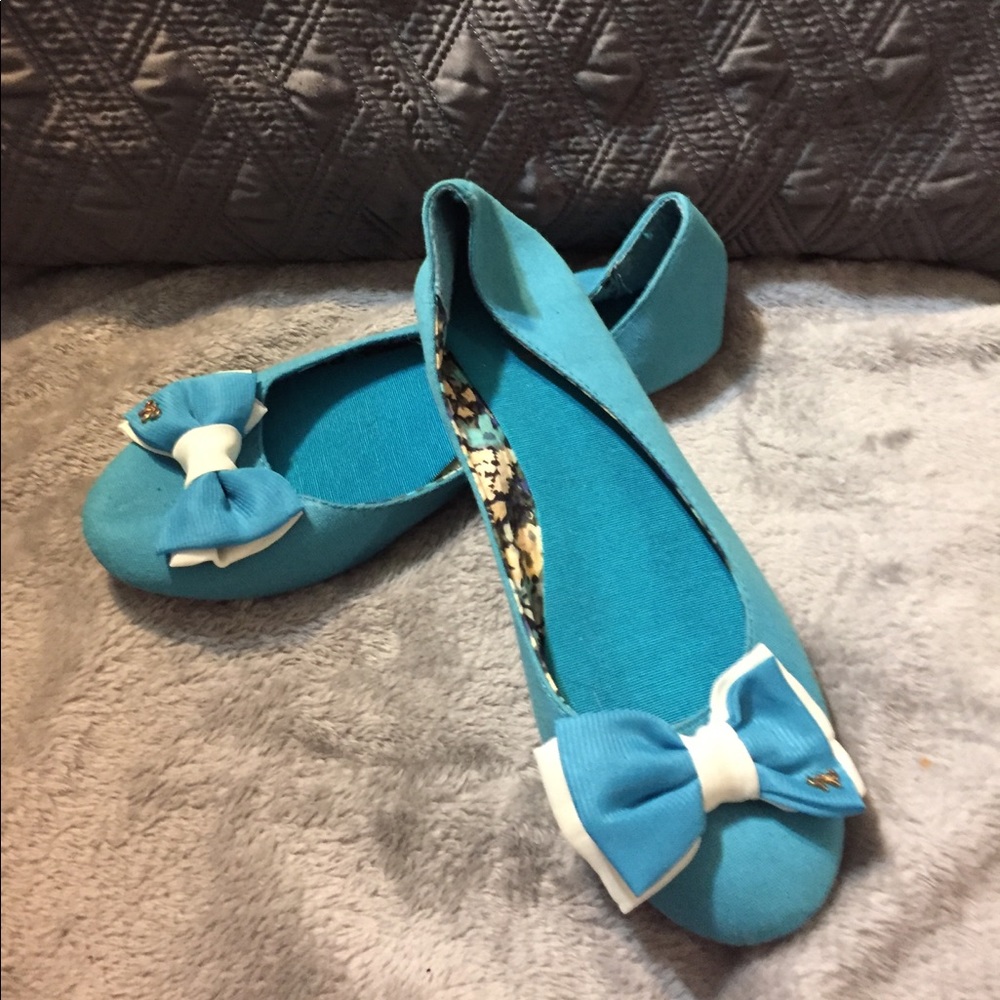 Super cute canvas flats