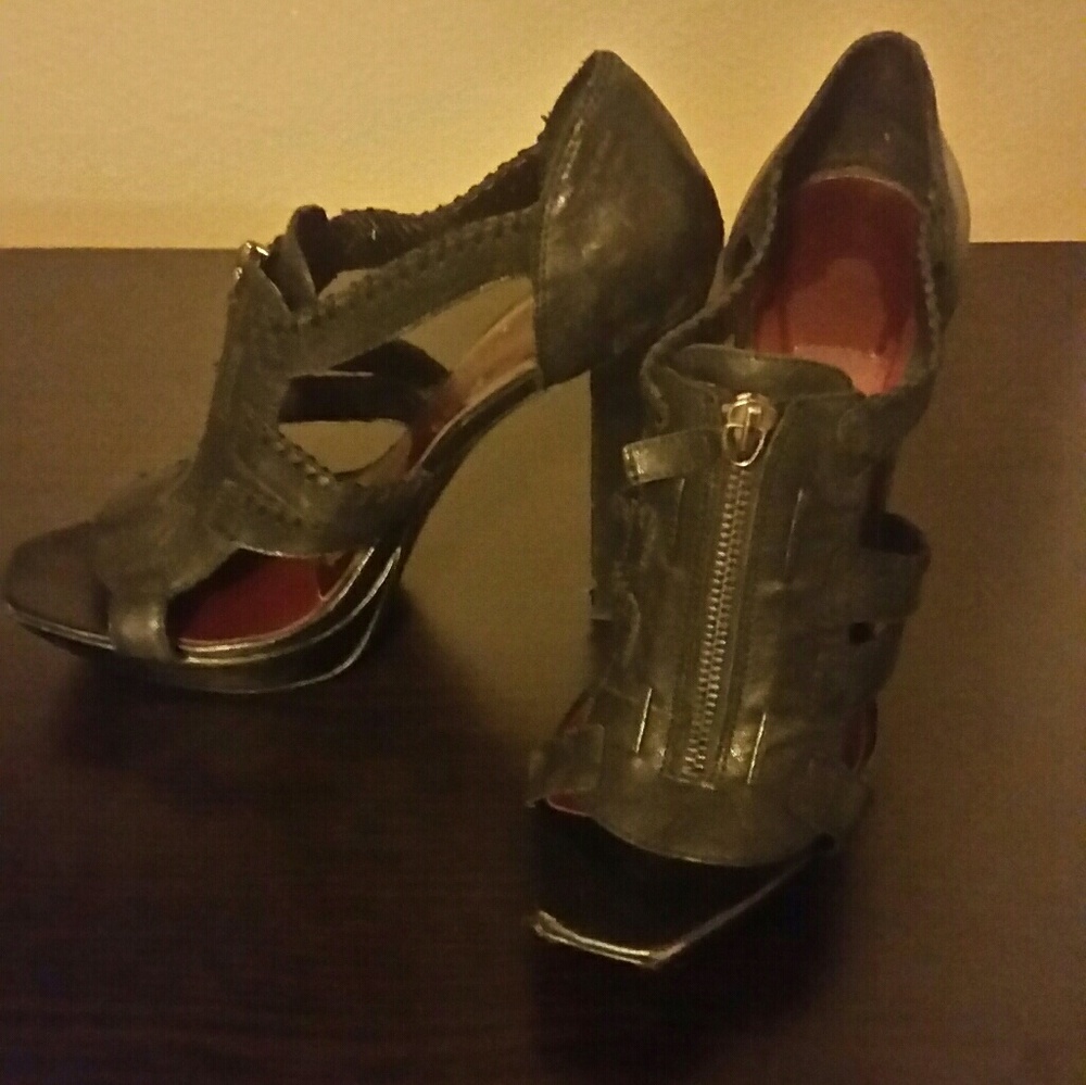 Front zip heels