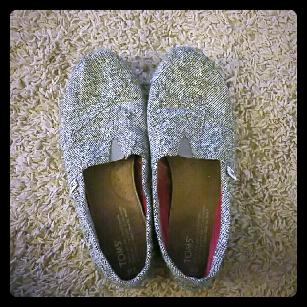 Shiny gray Toms