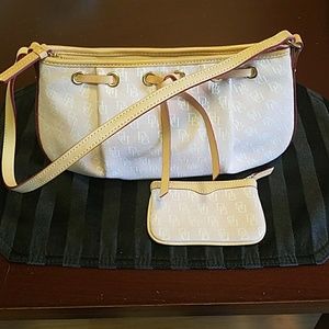 Dooney & Bourke Signature shoulder bag, pink