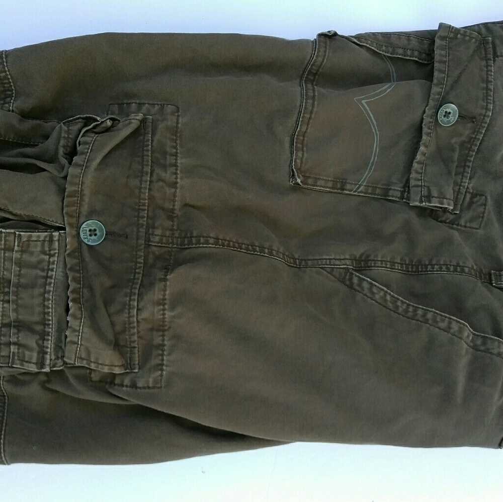 F9- Levi's brown squad cargo shorts