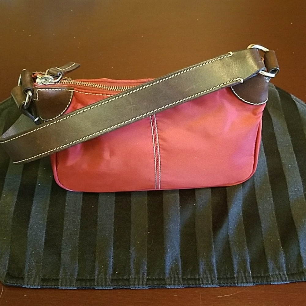 Dooney & Bourke Wayfarer shoulder bag, red