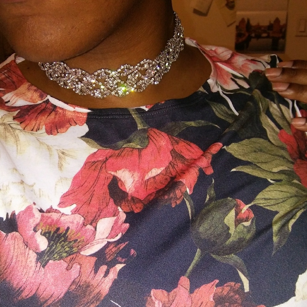 **TRENDY CRYSTAL STAR CHOCKER**
