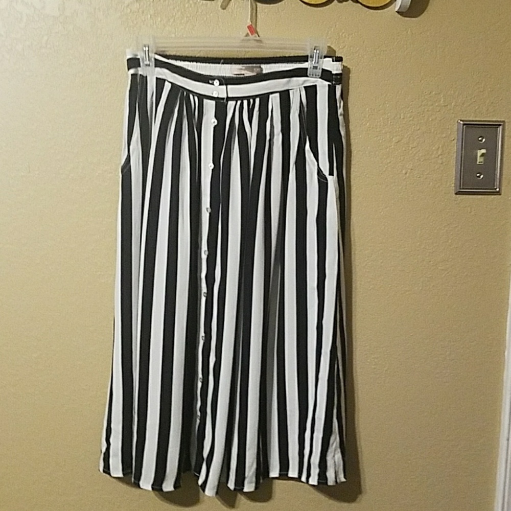 Forever 21 black n white Stripe skirt