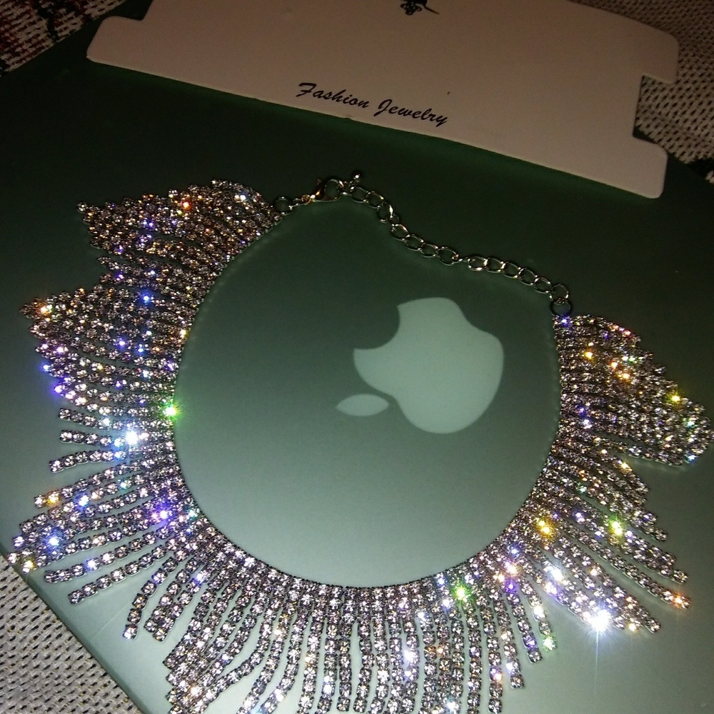 **Queen chocker**
