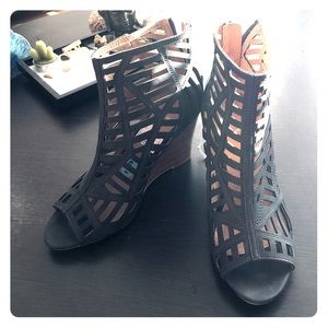 Dark grey Opened toed wedges
