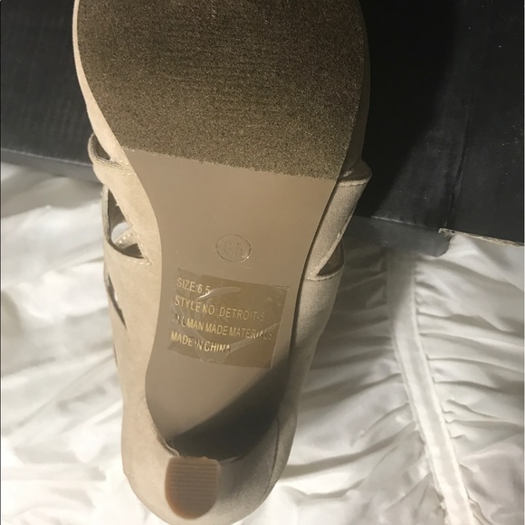 Naughty in nude heels😉 - Picture 4 of 4