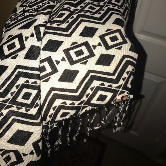Black and cream scarf - Picture 2 of 2