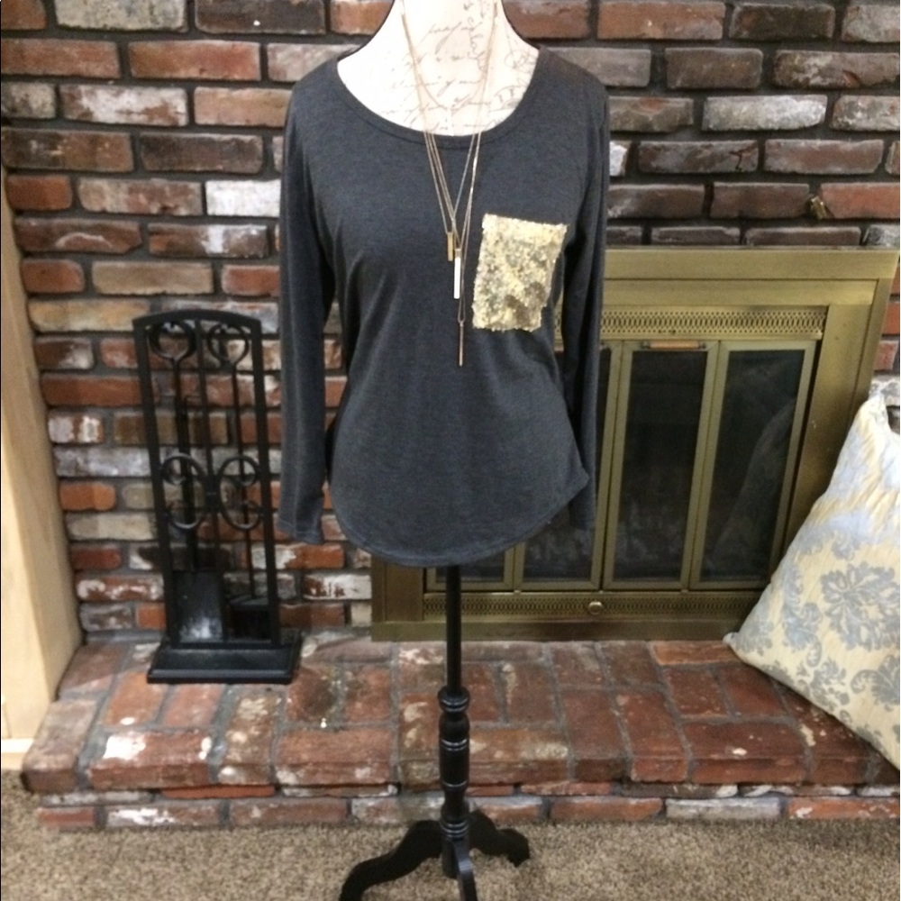 Grey 3/4 sleeve tee with a gold sequined pocket