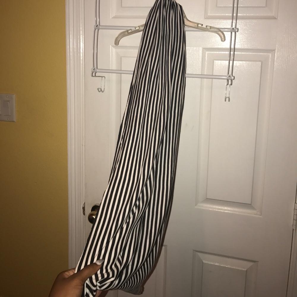 Black and white scarf