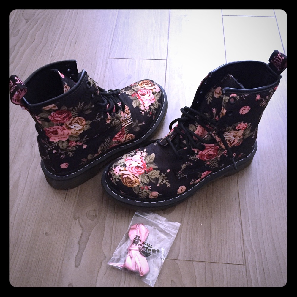 Dr. Martens Victorian Flower Boots Size 6.5-7