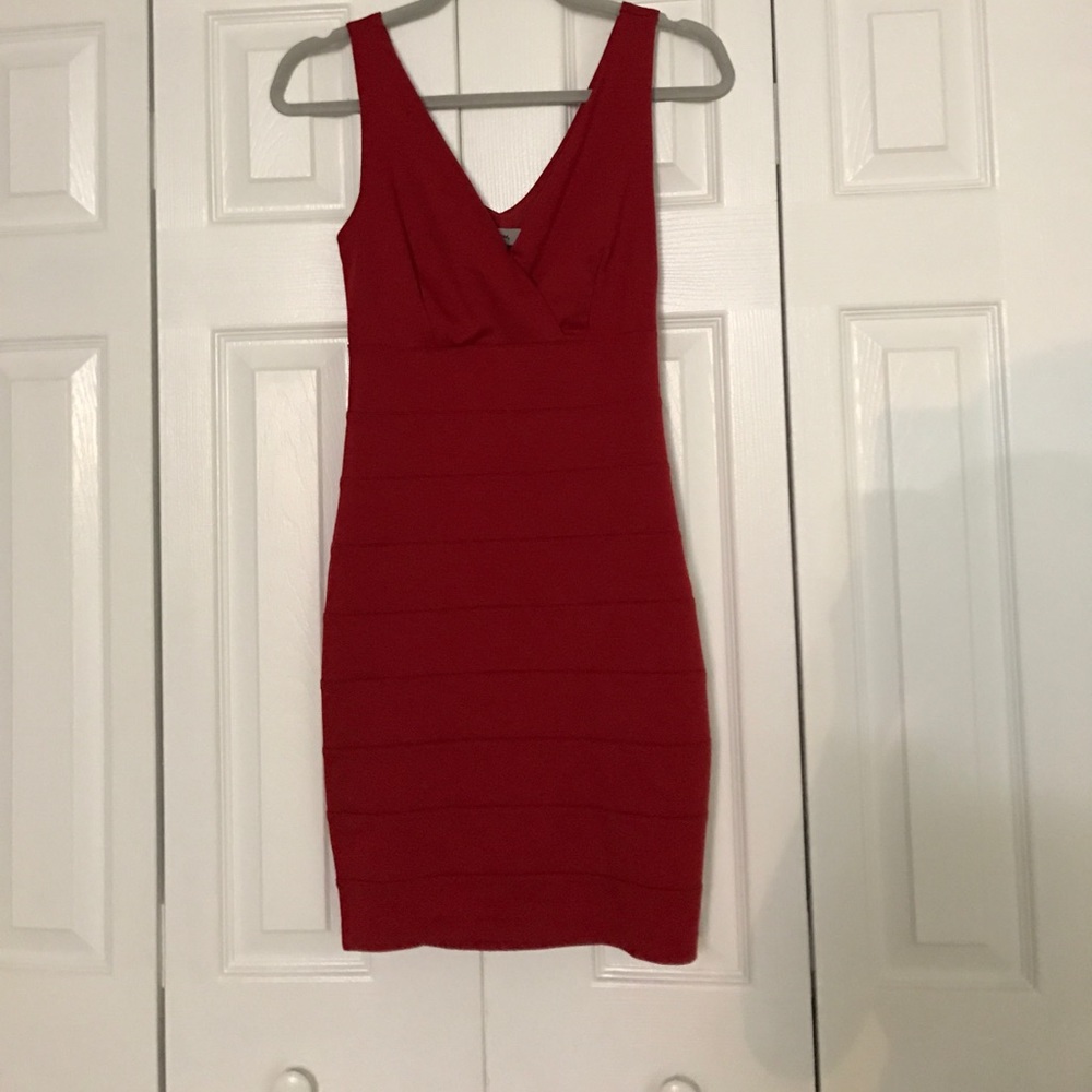 Fitted / v neck dress