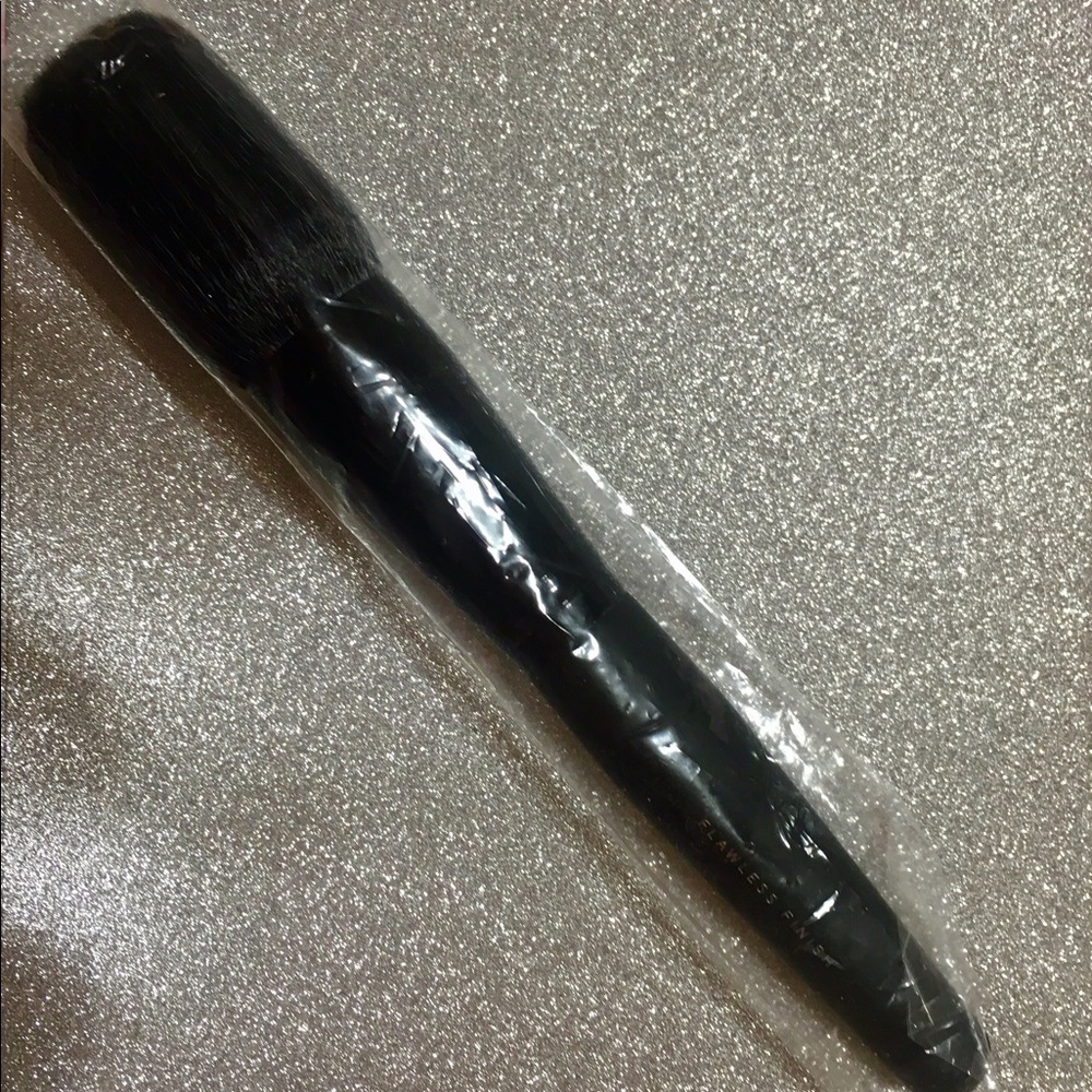 BareMinerals Flawless Finish Brush NEW