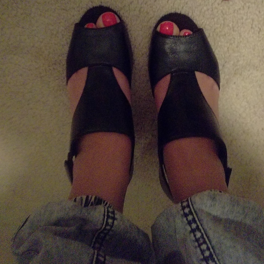 Worn 2 times. Perfect Aerosoles summer heels.