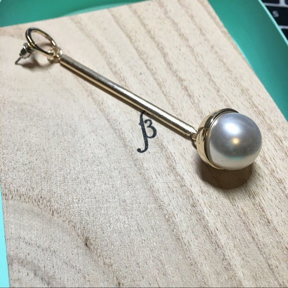 Champion pendant earring - Picture 2 of 5