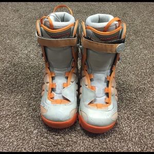 Snowboard boots - no bindings, read description