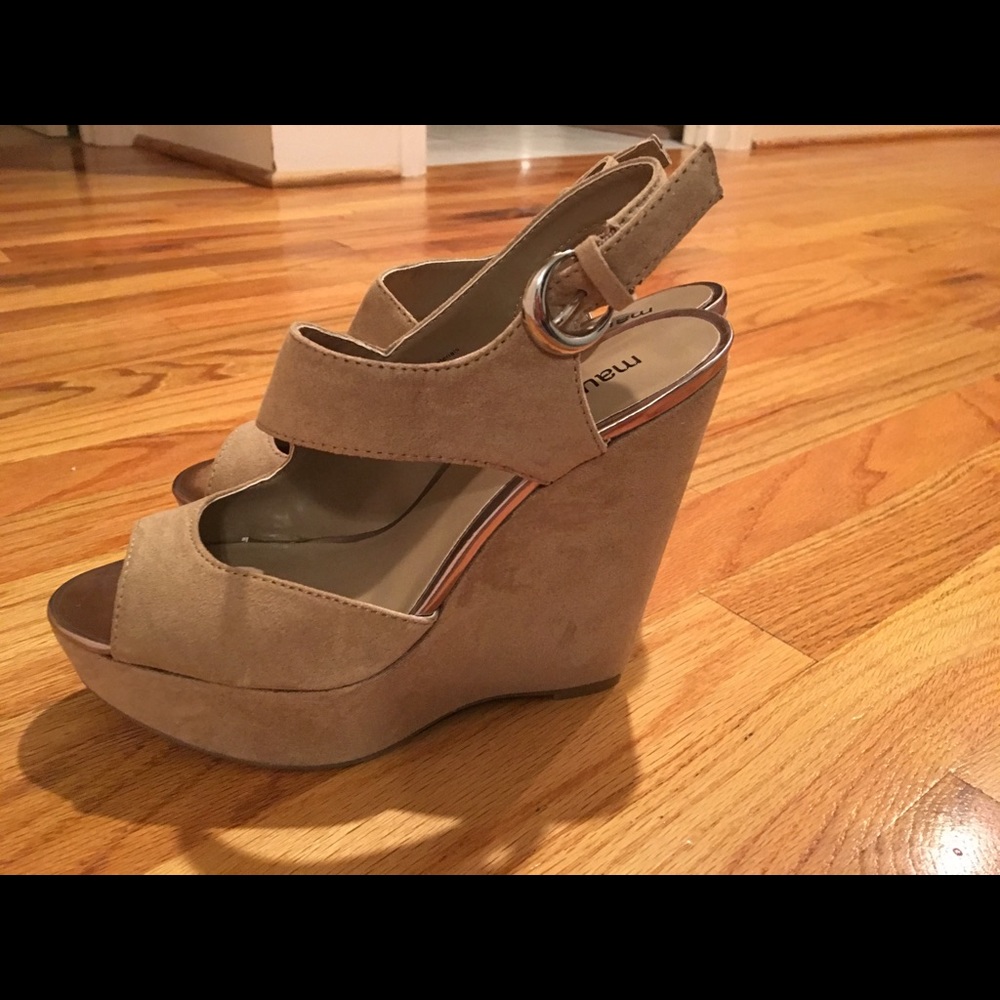 Maurice's Faye faux suede wedge in Natural NWT NIB