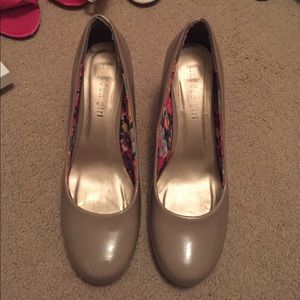 cream short patent leather heels