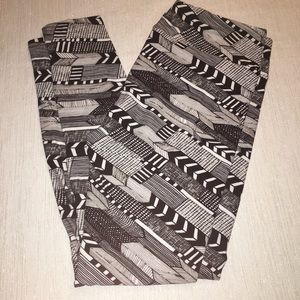 🦄 LuLaRoe TC Arrow Leggings