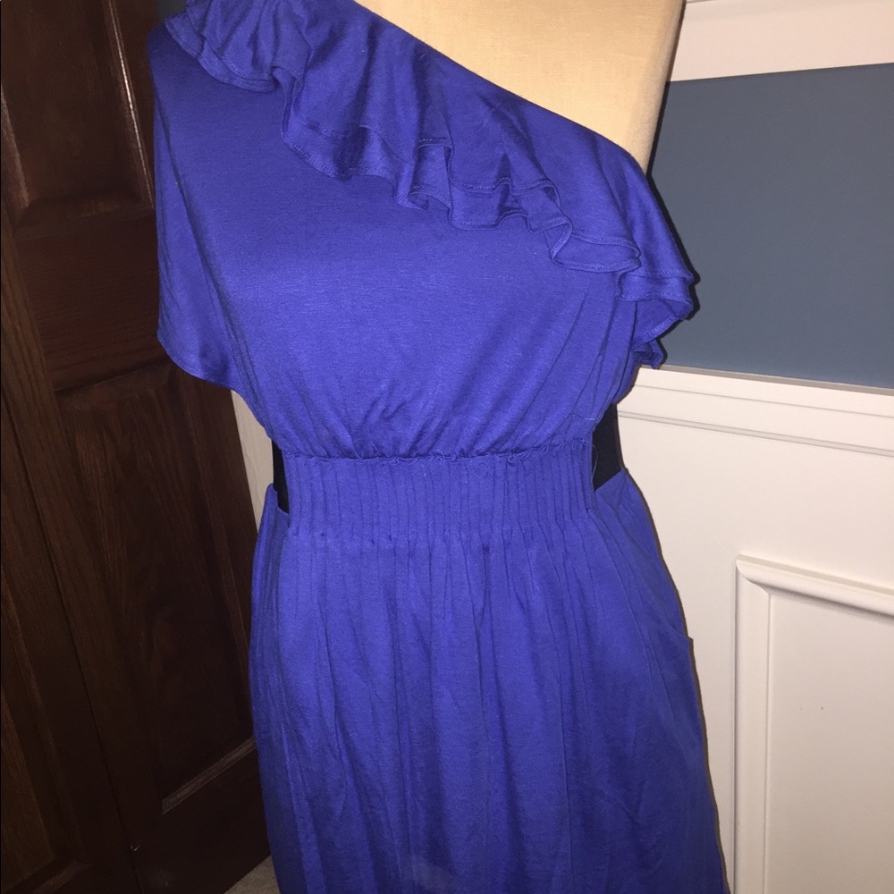 One shoulder dress. Looks amazing on!!!