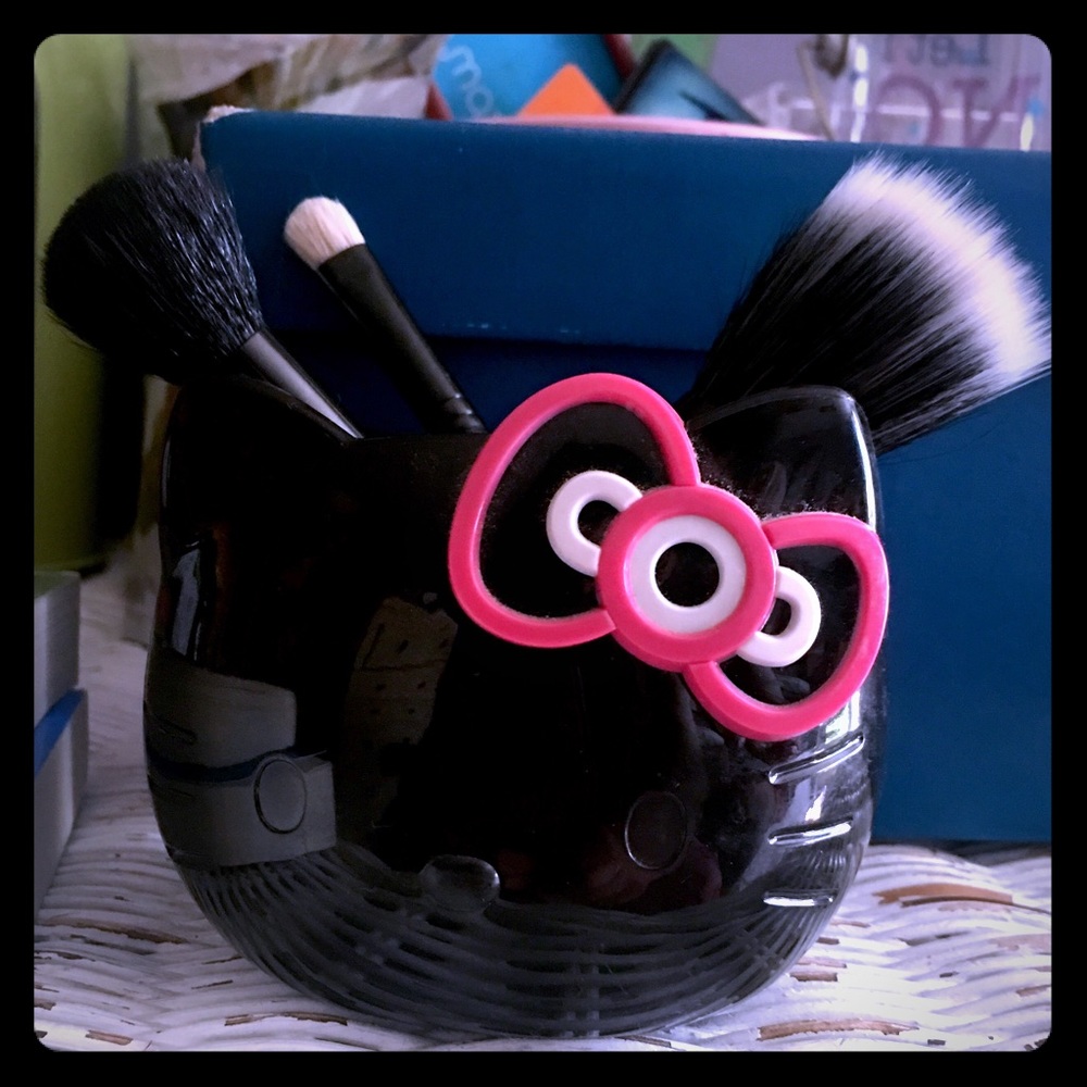 MAC x Hello Kitty LE Brushes & Holder