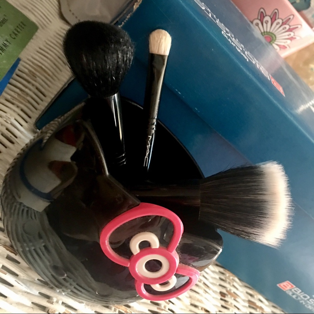 MAC x Hello Kitty LE Brushes & Holder - Picture 2 of 3