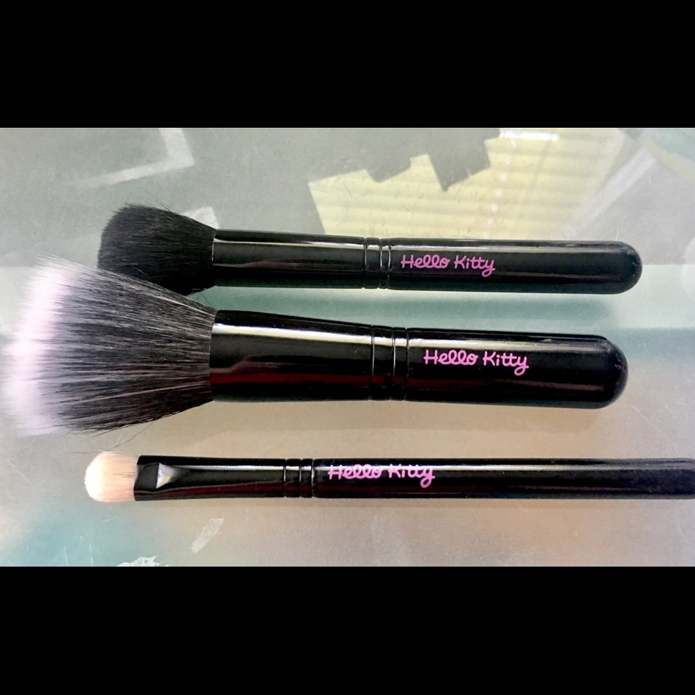 MAC x Hello Kitty LE Brushes & Holder - Picture 3 of 3