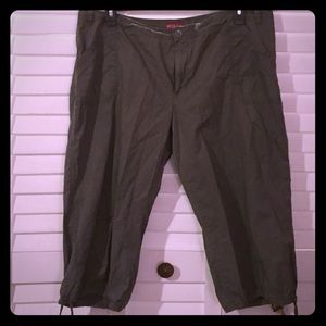 Green cargo capris