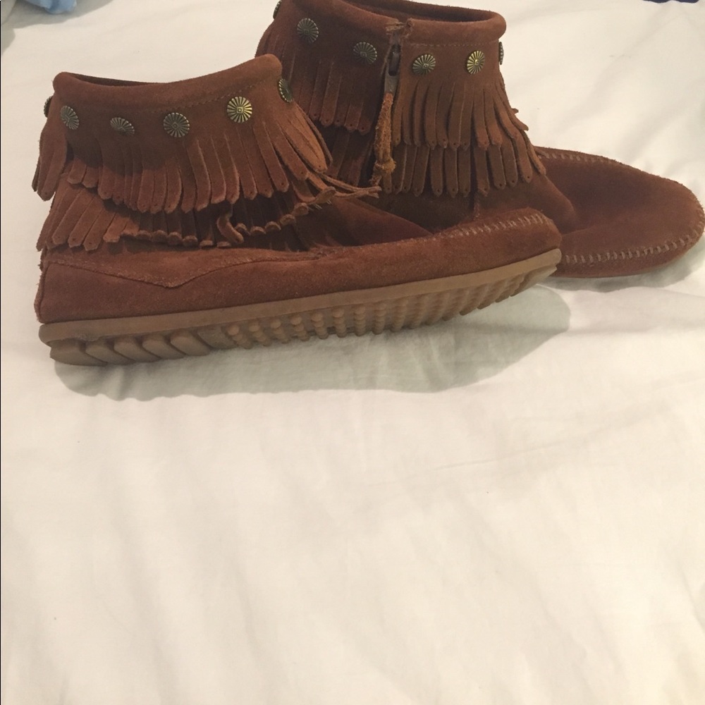 Minnetonka short fringe boots