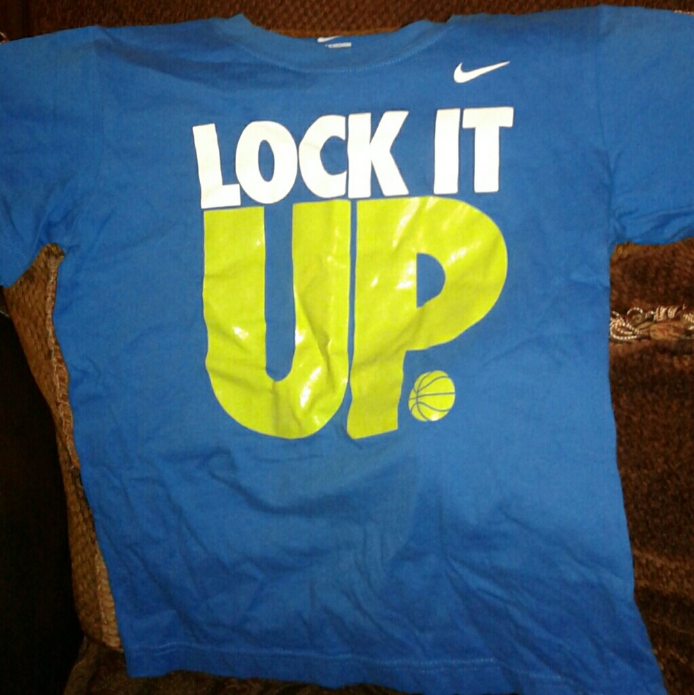BOY'S NIKE GRAPHIC LOCK IT UP TEE