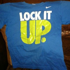 BOY'S NIKE GRAPHIC LOCK IT UP TEE