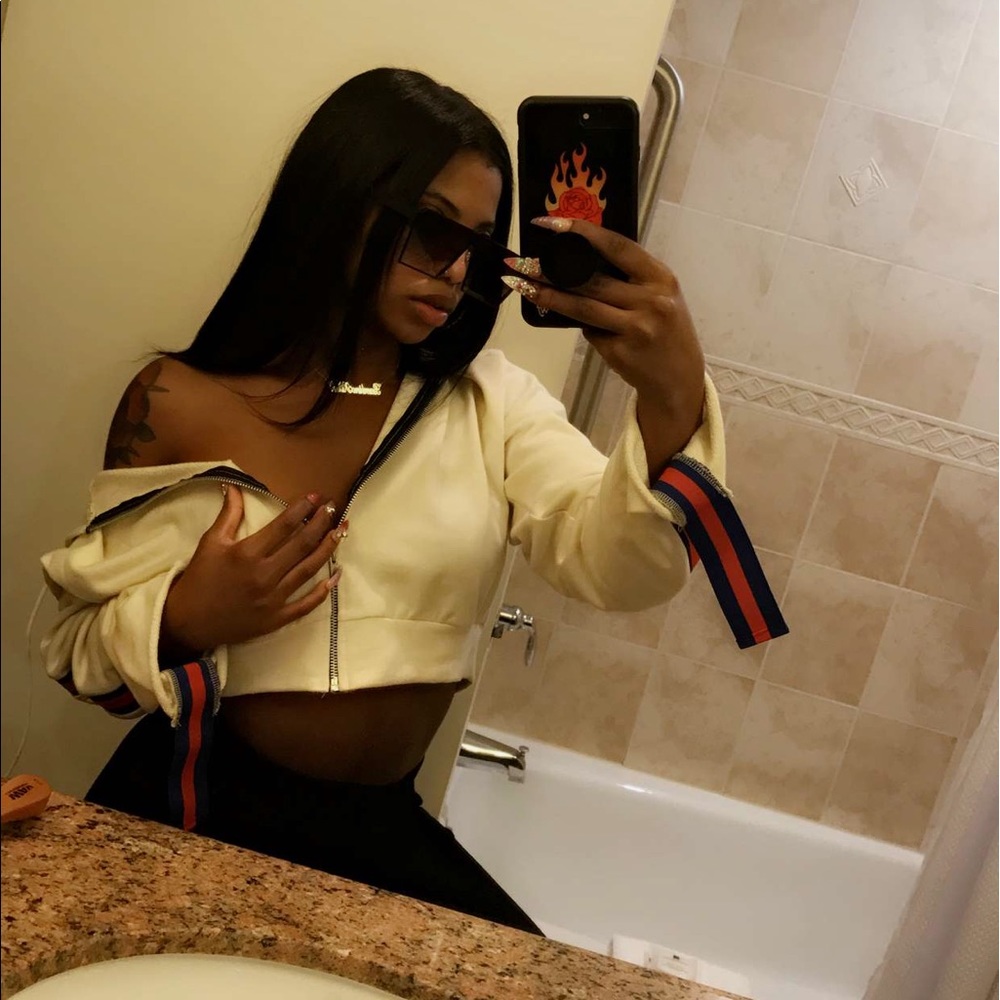 Help find sweater worn by dearra - Picture 1 of 2