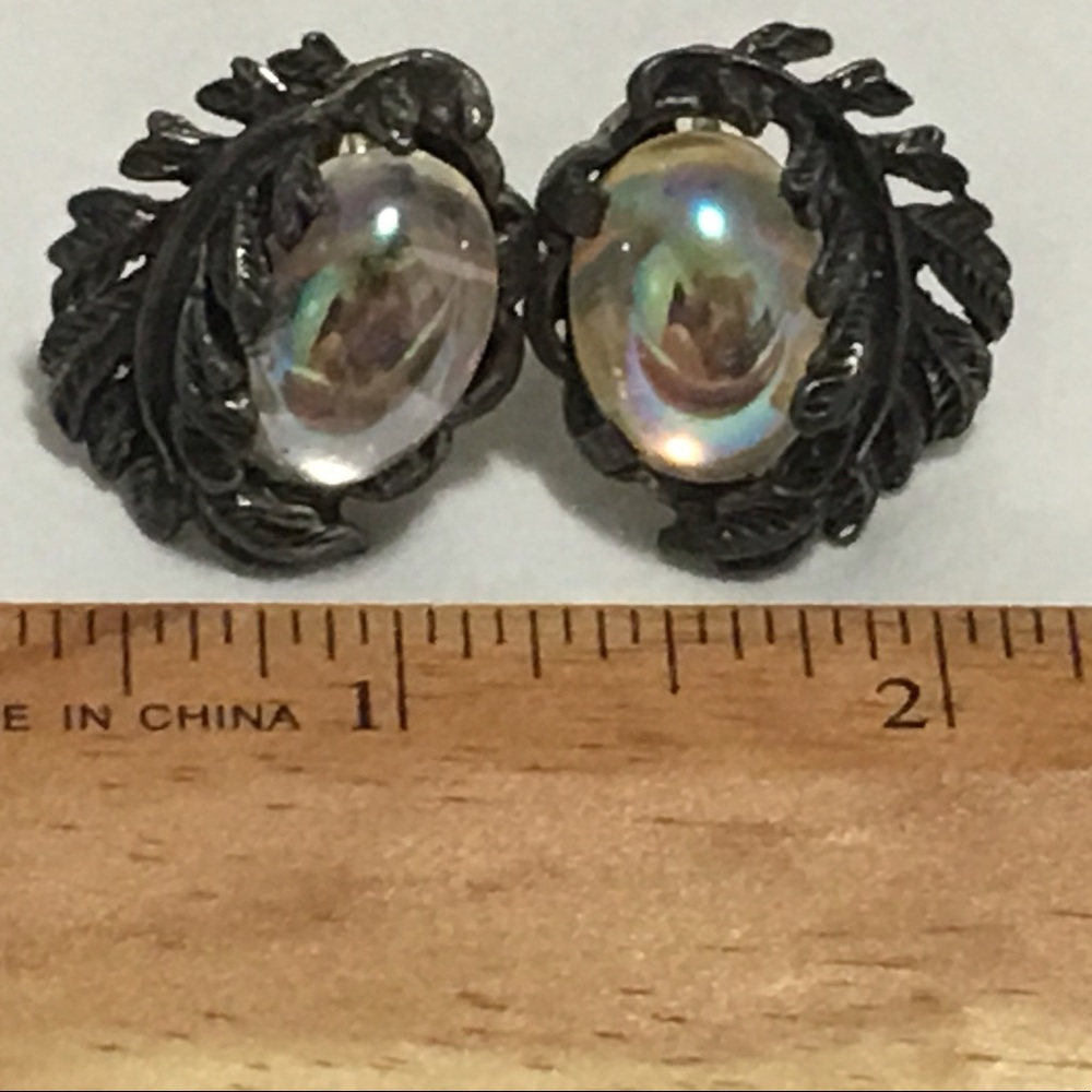 Vintage - 1940s screw back iridescent earrings