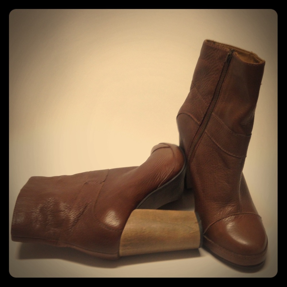Women's J-Shoe Leather, ankle length boot.
