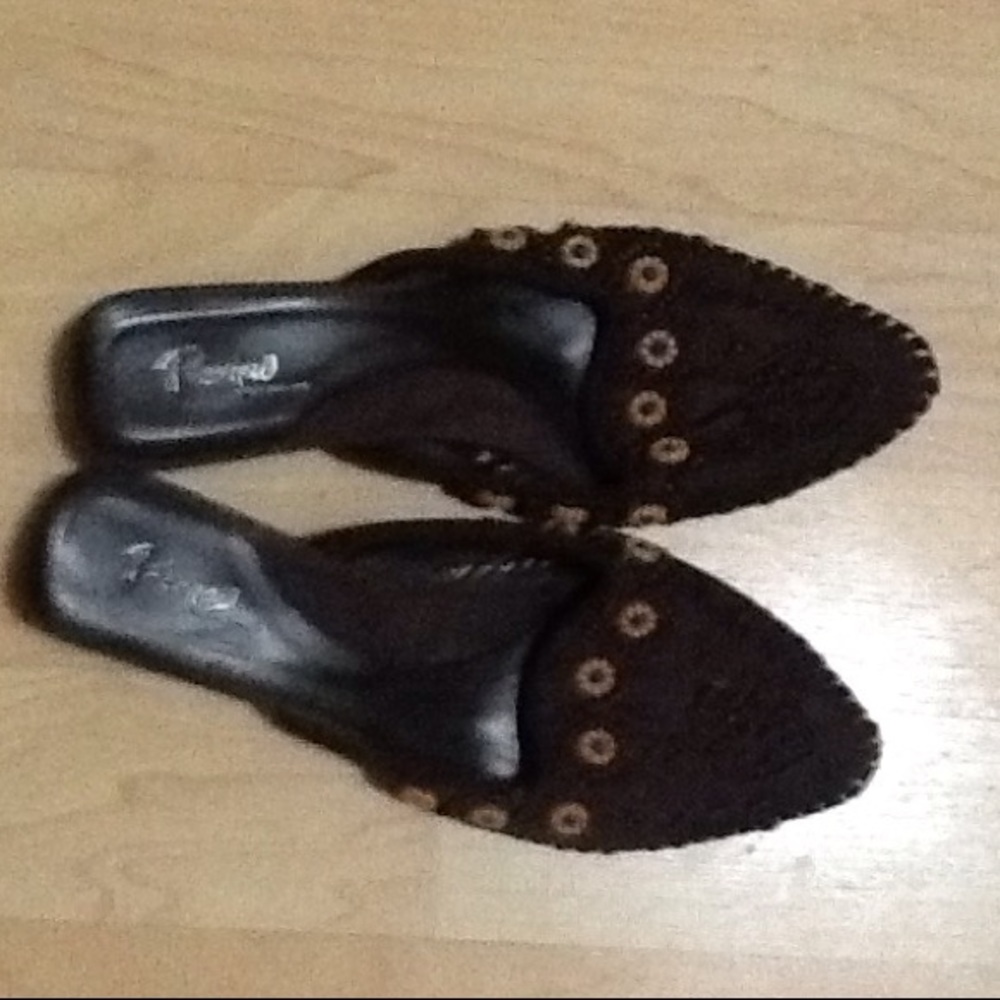 Preview International beaded slides