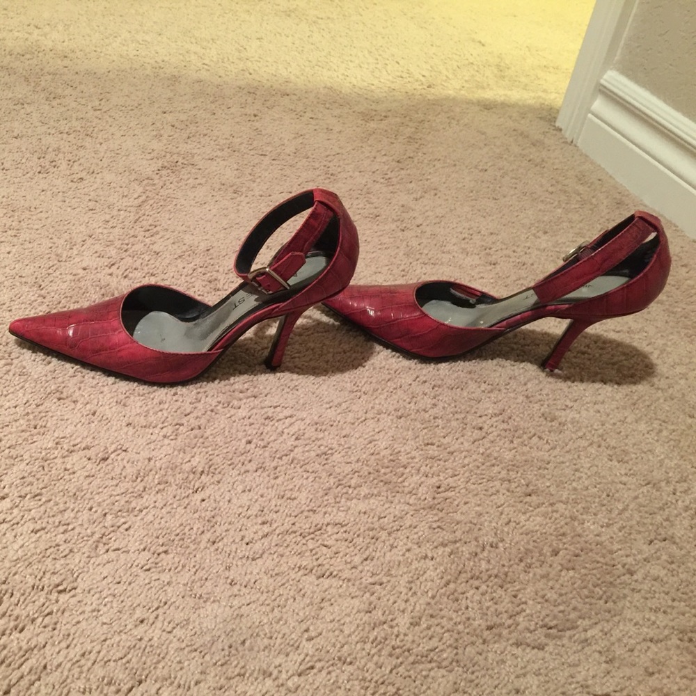 Red high heel close toed shoes